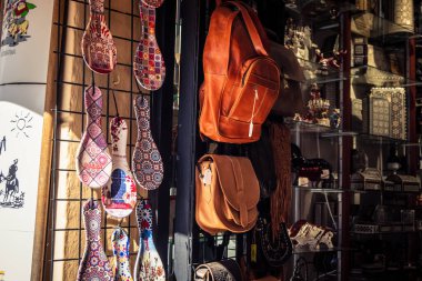 Cordoba, İspanya, 2 Ekim 2025 Cordoba şehir merkezinde bulunan turist hediyelik eşya dükkanı. Bu tür işler, aralarında birçok el yapımı malın da bulunduğu çeşitli yerel zanaatları makul fiyatlara satar..