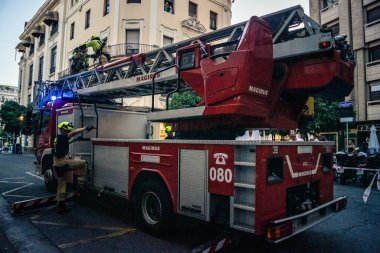 Cordoba, İspanya, 2 Ekim 2025 Güney İspanya, Cordoba sokaklarında çalışan itfaiyeciler. Trafik güvenlik önlemi olarak kapatıldı..