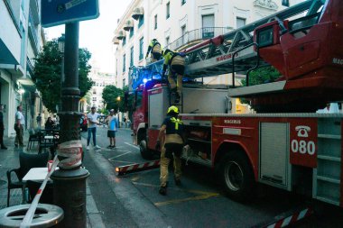 Cordoba, İspanya, 2 Ekim 2025 Güney İspanya, Cordoba sokaklarında çalışan itfaiyeciler. Trafik güvenlik önlemi olarak kapatıldı..