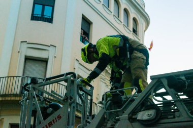 Cordoba, İspanya, 2 Ekim 2025 Güney İspanya, Cordoba sokaklarında çalışan itfaiyeciler. Trafik güvenlik önlemi olarak kapatıldı..