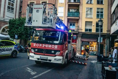 Cordoba, İspanya, 2 Ekim 2025 Güney İspanya, Cordoba sokaklarında çalışan itfaiyeciler. Trafik güvenlik önlemi olarak kapatıldı..