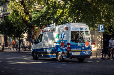 Cordoba, İspanya, 2 Ekim 2025 Güney İspanya 'da Cordoba sokaklarında ambulans.