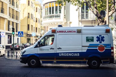 Cordoba, İspanya, 2 Ekim 2025 Güney İspanya 'da Cordoba sokaklarında ambulans.