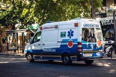 Cordoba, İspanya, 2 Ekim 2025 Güney İspanya 'da Cordoba sokaklarında ambulans.