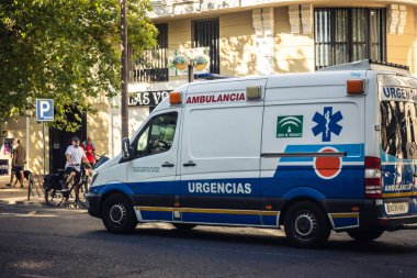 Cordoba, İspanya, 2 Ekim 2025 Güney İspanya 'da Cordoba sokaklarında ambulans.