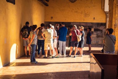 Cordoba, İspanya, 2 Ekim 2025. Turistler Cordoba Camii Katedrali 'ni ziyaret ediyorlar. Eski camii nedeniyle resmi olarak 