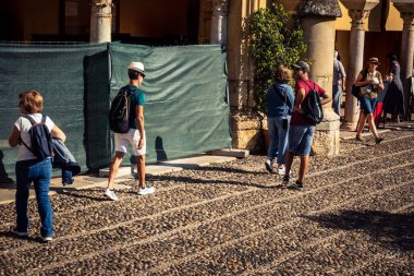Cordoba, İspanya, 2 Ekim 2025. Turistler Cordoba Camii Katedrali 'ni ziyaret ediyorlar. Eski camii nedeniyle resmi olarak 