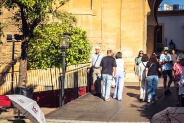 Cordoba, İspanya, 2 Ekim 2025. Turistler Cordoba Camii Katedrali 'ni ziyaret ediyorlar. Eski camii nedeniyle resmi olarak 