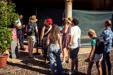 Cordoba, İspanya, 2 Ekim 2025. Turistler Cordoba Camii Katedrali 'ni ziyaret ediyorlar. Eski camii nedeniyle resmi olarak 