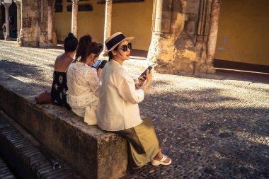 Cordoba, İspanya, 2 Ekim 2025. Turistler Cordoba Camii Katedrali 'ni ziyaret ediyorlar. Eski camii nedeniyle resmi olarak 