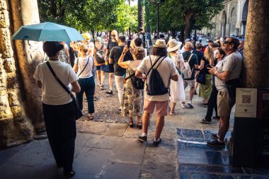 Cordoba, İspanya, 2 Ekim 2025. Turistler Cordoba Camii Katedrali 'ni ziyaret ediyorlar. Eski camii nedeniyle resmi olarak 