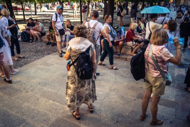 Cordoba, İspanya, 2 Ekim 2025. Turistler Cordoba Camii Katedrali 'ni ziyaret ediyorlar. Eski camii nedeniyle resmi olarak 