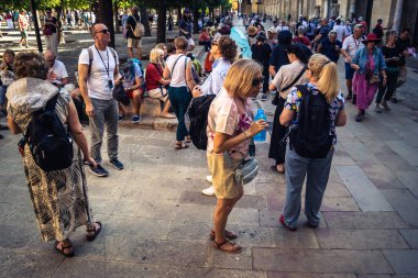 Cordoba, İspanya, 2 Ekim 2025. Turistler Cordoba Camii Katedrali 'ni ziyaret ediyorlar. Eski camii nedeniyle resmi olarak 