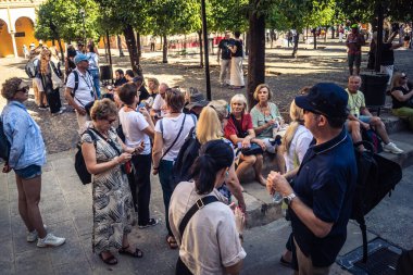 Cordoba, İspanya, 2 Ekim 2025. Turistler Cordoba Camii Katedrali 'ni ziyaret ediyorlar. Eski camii nedeniyle resmi olarak 