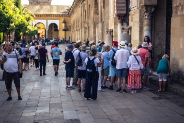 Cordoba, İspanya, 2 Ekim 2025. Turistler Cordoba Camii Katedrali 'ni ziyaret ediyorlar. Eski camii nedeniyle resmi olarak 