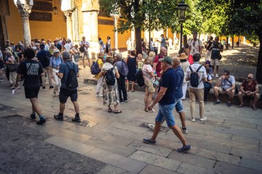 Cordoba, İspanya, 2 Ekim 2025. Turistler Cordoba Camii Katedrali 'ni ziyaret ediyorlar. Eski camii nedeniyle resmi olarak 