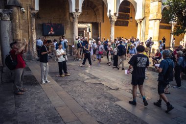Cordoba, İspanya, 2 Ekim 2025. Turistler Cordoba Camii Katedrali 'ni ziyaret ediyorlar. Eski camii nedeniyle resmi olarak 