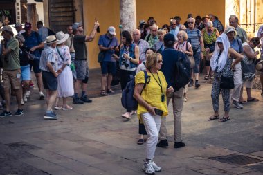 Cordoba, İspanya, 2 Ekim 2025. Turistler Cordoba Camii Katedrali 'ni ziyaret ediyorlar. Eski camii nedeniyle resmi olarak 