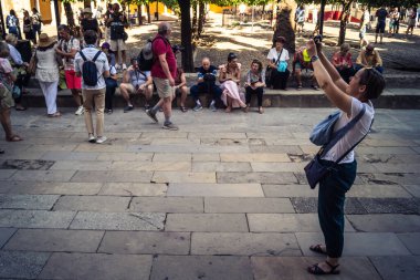 Cordoba, İspanya, 2 Ekim 2025. Turistler Cordoba Camii Katedrali 'ni ziyaret ediyorlar. Eski camii nedeniyle resmi olarak 