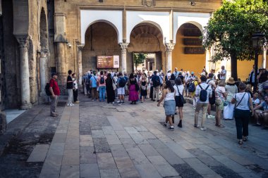 Cordoba, İspanya, 2 Ekim 2025. Turistler Cordoba Camii Katedrali 'ni ziyaret ediyorlar. Eski camii nedeniyle resmi olarak 