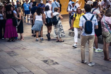 Cordoba, İspanya, 2 Ekim 2025. Turistler Cordoba Camii Katedrali 'ni ziyaret ediyorlar. Eski camii nedeniyle resmi olarak 
