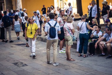 Cordoba, İspanya, 2 Ekim 2025. Turistler Cordoba Camii Katedrali 'ni ziyaret ediyorlar. Eski camii nedeniyle resmi olarak 