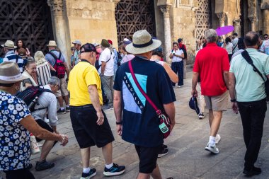 Cordoba, İspanya, 2 Ekim 2025. Turistler Cordoba Camii Katedrali 'ni ziyaret ediyorlar. Eski camii nedeniyle resmi olarak 