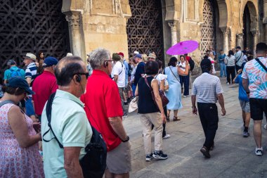 Cordoba, İspanya, 2 Ekim 2025. Turistler Cordoba Camii Katedrali 'ni ziyaret ediyorlar. Eski camii nedeniyle resmi olarak 