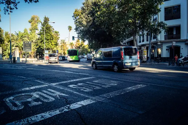 Cordoba, İspanya, 2 Ekim 2025 Güney İspanya, Cordoba 'da araba trafiği. Bu ulaşım aracı, tarihi merkezin dar ve dolambaçlı sokaklarına uygun değil..