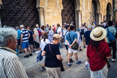 Cordoba, İspanya, 2 Ekim 2025. Turistler Cordoba Camii Katedrali 'ni ziyaret ediyorlar. Eski camii nedeniyle resmi olarak 