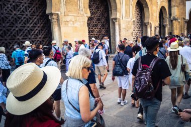 Cordoba, İspanya, 2 Ekim 2025. Turistler Cordoba Camii Katedrali 'ni ziyaret ediyorlar. Eski camii nedeniyle resmi olarak 