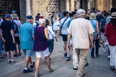 Cordoba, İspanya, 2 Ekim 2025. Turistler Cordoba Camii Katedrali 'ni ziyaret ediyorlar. Eski camii nedeniyle resmi olarak 