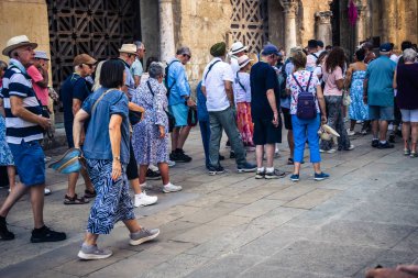 Cordoba, İspanya, 2 Ekim 2025. Turistler Cordoba Camii Katedrali 'ni ziyaret ediyorlar. Eski camii nedeniyle resmi olarak 