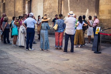 Cordoba, İspanya, 2 Ekim 2025. Turistler Cordoba Camii Katedrali 'ni ziyaret ediyorlar. Eski camii nedeniyle resmi olarak 