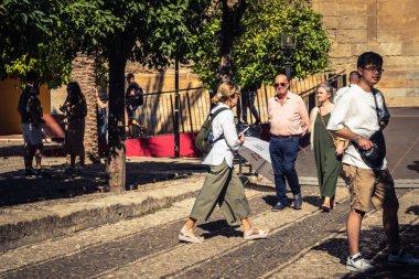 Cordoba, İspanya, 2 Ekim 2025. Turistler Cordoba Camii Katedrali 'ni ziyaret ediyorlar. Eski camii nedeniyle resmi olarak 