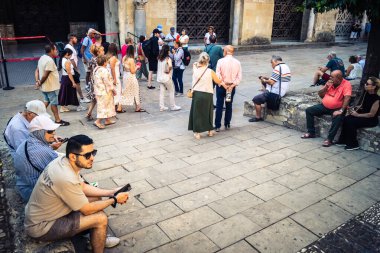 Cordoba, İspanya, 2 Ekim 2025. Turistler Cordoba Camii Katedrali 'ni ziyaret ediyorlar. Eski camii nedeniyle resmi olarak 