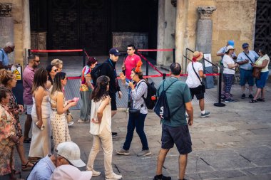 Cordoba, İspanya, 2 Ekim 2025. Turistler Cordoba Camii Katedrali 'ni ziyaret ediyorlar. Eski camii nedeniyle resmi olarak 