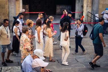 Cordoba, İspanya, 2 Ekim 2025. Turistler Cordoba Camii Katedrali 'ni ziyaret ediyorlar. Eski camii nedeniyle resmi olarak 