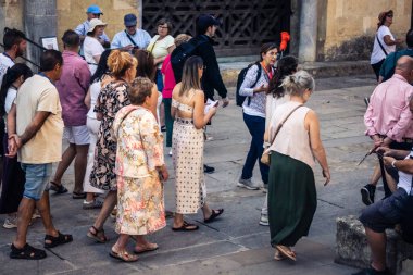 Cordoba, İspanya, 2 Ekim 2025. Turistler Cordoba Camii Katedrali 'ni ziyaret ediyorlar. Eski camii nedeniyle resmi olarak 