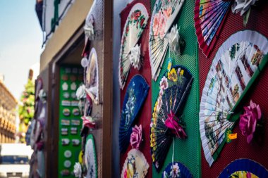 Cordoba, İspanya, 2 Ekim 2025 Cordoba şehir merkezinde bulunan turist hediyelik eşya dükkanı. Bu tür işler, aralarında birçok el yapımı malın da bulunduğu çeşitli yerel zanaatları makul fiyatlara satar..