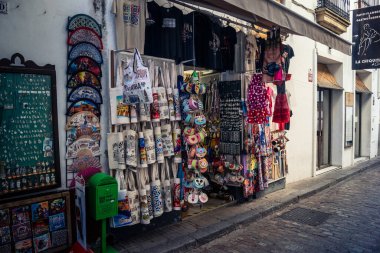 Cordoba, İspanya, 2 Ekim 2025 Cordoba şehir merkezinde bulunan turist hediyelik eşya dükkanı. Bu tür işler, aralarında birçok el yapımı malın da bulunduğu çeşitli yerel zanaatları makul fiyatlara satar..