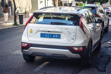 Cordoba, İspanya, 2 Ekim 2025 Taxis, Cordoba 'nın tarihi şehir merkezinde dar ve pitoresk caddelerden geçiyor. Taksiler Cordoba 'da en popüler ulaşım araçlarından biridir..