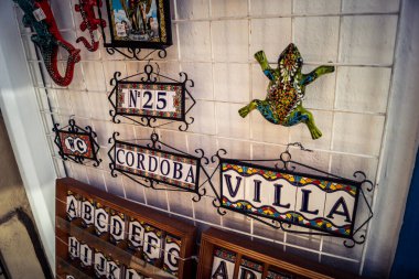 Cordoba, İspanya, 2 Ekim 2025 Cordoba şehir merkezinde bulunan turist hediyelik eşya dükkanı. Bu tür işler, aralarında birçok el yapımı malın da bulunduğu çeşitli yerel zanaatları makul fiyatlara satar..