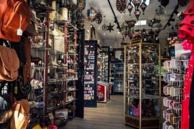 Cordoba, İspanya, 2 Ekim 2025 Cordoba şehir merkezinde bulunan turist hediyelik eşya dükkanı. Bu tür işler, aralarında birçok el yapımı malın da bulunduğu çeşitli yerel zanaatları makul fiyatlara satar..