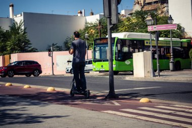 Cordoba, İspanya, 2 Ekim 2025. Otobüs Cordoba 'nın tarihi şehir merkezinde dar ve pitoresk sokaklardan geçiyor. Otobüsler Cordoba 'daki en popüler ulaşım araçlarından biridir..