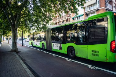 Cordoba, İspanya, 2 Ekim 2025. Otobüs Cordoba 'nın tarihi şehir merkezinde dar ve pitoresk sokaklardan geçiyor. Otobüsler Cordoba 'daki en popüler ulaşım araçlarından biridir..