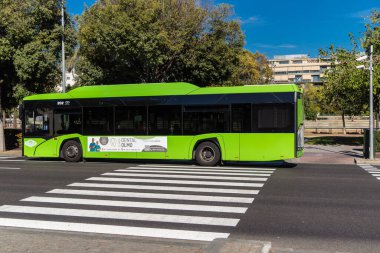 Cordoba, İspanya, 2 Ekim 2025. Otobüs Cordoba 'nın tarihi şehir merkezinde dar ve pitoresk sokaklardan geçiyor. Otobüsler Cordoba 'daki en popüler ulaşım araçlarından biridir..