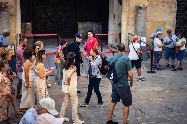 Cordoba, İspanya, 2 Ekim 2025. Turistler Cordoba Camii Katedrali 'ni ziyaret ediyorlar. Eski camii nedeniyle resmi olarak 