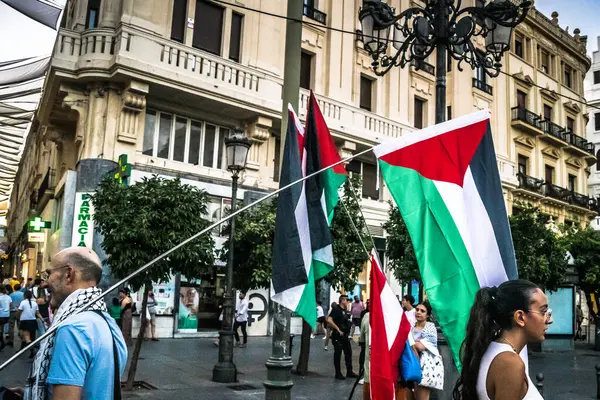 Cordoba, İspanya, 2 Ekim 2025 Filistin yanlısı gösteri Cordoba 'nın merkezinde. Arap sokak propagandası İspanya 'da ve İsrail' e karşı..