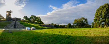 Aschberg 'deki gözlem kulesi arka ışığa karşı. Almanya 'nın kuzeyinde Schleswig-Holstein eyâletinde, Htten Hills Doğa Parkı, Aschberg' den görüntü. Httener Berge 'den panoramik tepe ve çit manzarası. 